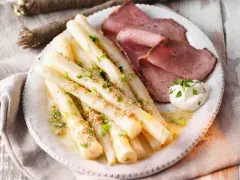 Schwarzwurzeln zubereitet mit zerstoßenen Nüssen und Schnittlauch, serviert mit Roastbeef und einem Klecks Kräuterquark.