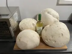 Große Pilze und eine Flasche Weißwein liegen bereit, um sie zu **pilze trocknen**. Ein Dörrautomat steht daneben.