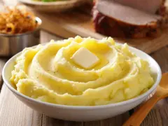 Cremiger Kartoffelbrei, wie ihn Oma macht, mit einem Stück Butter obendrauf. Perfekt zum Sonntagsbraten.