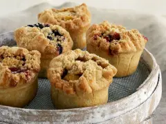 Fünf köstliche Obst-Muffins mit Streuseln, die Lust auf die besten Muffin Rezepte mit Obst machen.