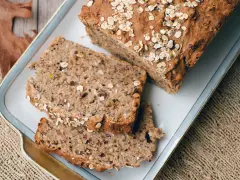 Ein rustikales Vollkornbrot mit Haferflocken, perfekt für ein einfaches Vollkornbrot Rezept.