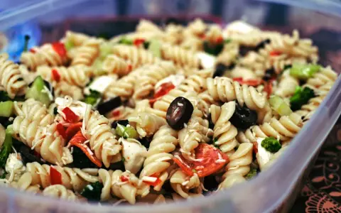 Bunter Nudelsalat mit Oliven, Paprika und Brokkoli, perfekt als Beilage zu salate zum grillen.