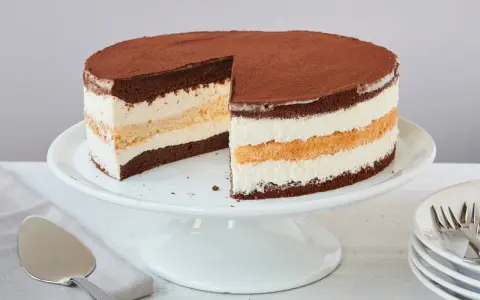 Ein köstlicher Vatertag Kuchen mit Schichten aus dunklem Schokoboden, cremiger Füllung und Kakaopulver. Perfekt für den besonderen Tag!