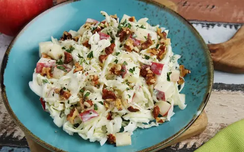 Ein einfaches Spitzkohlsalat Rezept mit Äpfeln und Walnüssen, garniert mit Petersilie. Frisch und lecker!