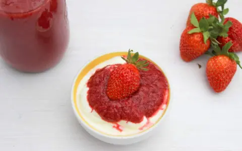 Frische Erdbeeren und eine Schüssel Joghurt mit selbstgemachter Erdbeersauce. Ein einfaches Erdbeersauce Rezept zum Genießen.