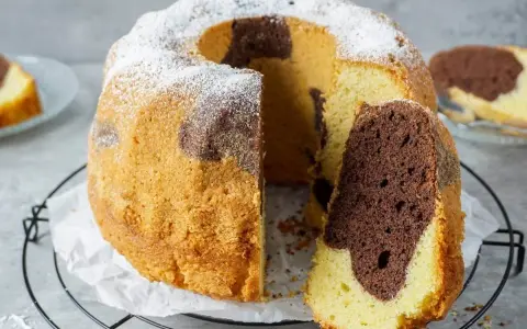 Saftiger Marmorkuchen, perfekt für jedes Kaffeetrinken. Dieses Marmorkuchen Rezept ist einfach und gelingt immer.