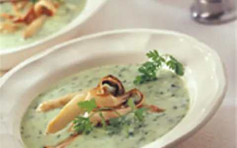 Grüne Suppe mit Kräutern und knusprigen Einlagen, inspiriert von Sauerampfer-Rezepten.