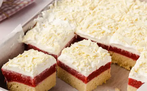 Schichtkuchen mit Erdbeerfüllung, Sahne und weißer Schokolade. Ein köstlicher Frau Holle Kuchen, der zum Genießen einlädt.