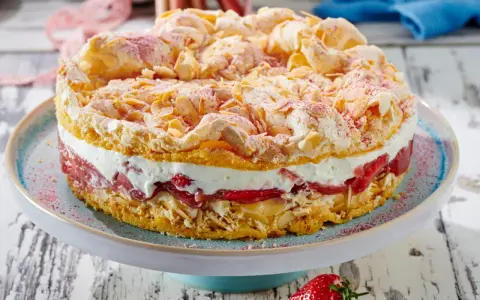 Ein köstlicher Rhabarberkuchen mit Baiser, wie ihn Landfrauen backen. Mit Mandelsplittern und roter Puderzucker-Deko.