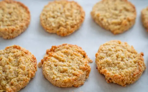 Goldbraune Haferflocken-Kekse auf Backpapier, perfekt für einfache Haferflocken Rezepte.