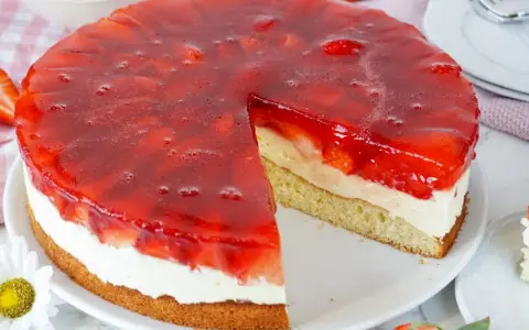 Ein saftiger Erdbeerkuchen mit Sahne und rotem Tortenguss, perfekt für jedes Erdbeerkuchen Rezept.