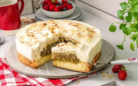 Eine köstliche Stachelbeertorte, wie von Landfrauen gebacken, mit lockerem Biskuit, cremiger Füllung und Mandelblättchen.