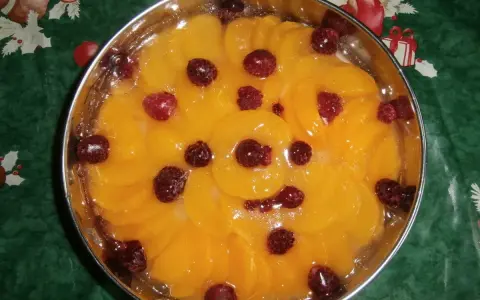 Fruchtiger Tortenboden ohne Ei, belegt mit Pfirsichspalten und Himbeeren in Gelee.