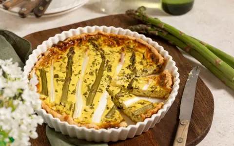 Herzhafte Spargelquiche mit Kräutern, eine köstliche Idee für Spargelrezepte.