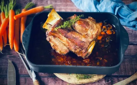 Ein saftiges Kalbshaxen-Rezept, perfekt gebraten mit Karotten und Kräutern. Ein Festmahl für jeden Anlass.
