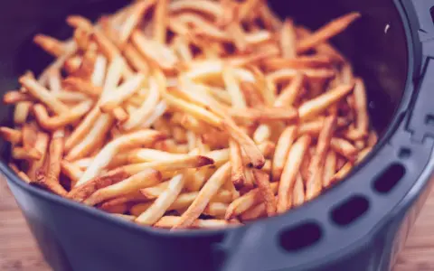 Goldbraune, knusprige Pommes im Airfryer, bereit zum Genießen.