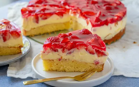 Ein saftiger Erdbeerkuchen mit cremiger Füllung und rotem Tortenguss. Perfekt für leckere obstkuchen rezepte.