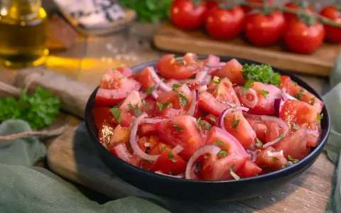 Frischer Tomatensalat mit roten Zwiebeln und Petersilie, perfekt für ein einfaches Tomatensalat Rezept.
