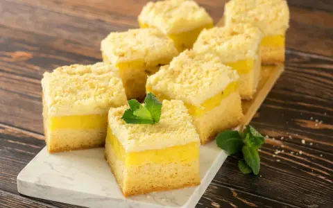 Saftige Kuchenstücke mit cremiger Puddingfüllung und Streuseln. Ein schneller Kuchen mit Pudding, der Lust auf mehr macht.