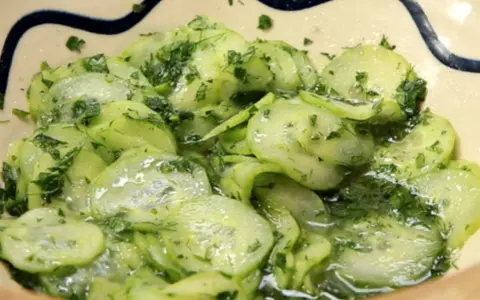 Frischer Gurkensalat mit Dill und einer leichten Vinaigrette. Ein einfacher, aber bester Gurkensalat, der zu vielen Gerichten passt.