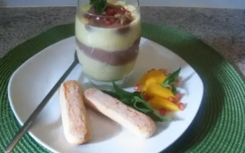 Schichtdessert mit Quark und Joghurt, garniert mit Mango, Granatapfel und Minze. Ein schnelles Dessert, das alle begeistert.