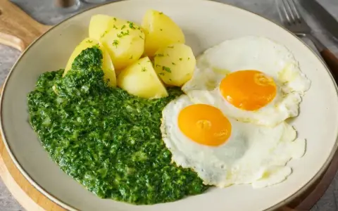 Herzhaftes Spinat-Rezept mit Salzkartoffeln und zwei Spiegeleiern. Ein Klassiker, der immer schmeckt!