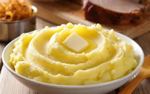 Cremiger Kartoffelbrei, wie ihn Oma macht, mit einem Stück Butter obendrauf. Perfekt zum Sonntagsbraten.