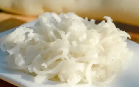 Frisch geriebener Rettich, bereit für ein leckeres Rettichsalat Rezept.