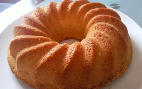 Omas sandkuchen saftig, goldbraun und mit typischer Gugelhupfform. Ein Genuss für die Sinne.