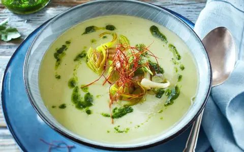 Cremige Suppe mit Lauch und Kräuteröl, inspiriert von Fenchel Rezepten. Ein Hauch von Chili sorgt für Würze.