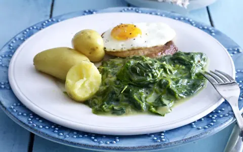 Ein Teller mit Rahmspinat, Kartoffeln und Spiegelei. Ein einfaches und leckeres Rahmspinat Rezept.