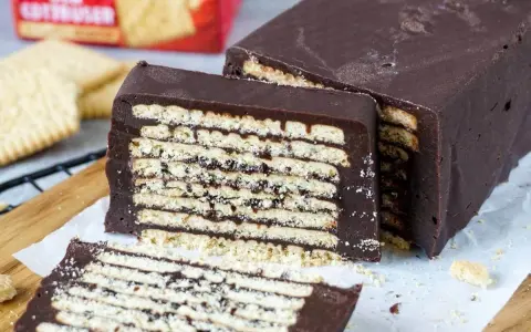 Schokoladenkuchen mit Keksen, ein köstliches kalter hund omas rezept.