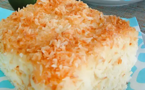 Ein saftiges Stück Buttermilch Kuchen, bestreut mit gerösteten Kokosraspeln.