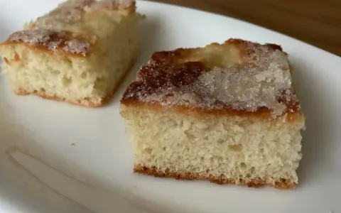 Zwei Stücke saftiger Zuckerkuchen, perfekt für ein schnelles zuckerkuchen rezept.