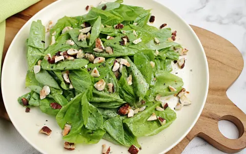 Frischer Spinatsalat mit gehackten Nüssen, ein einfaches und leckeres spinatsalat rezept.