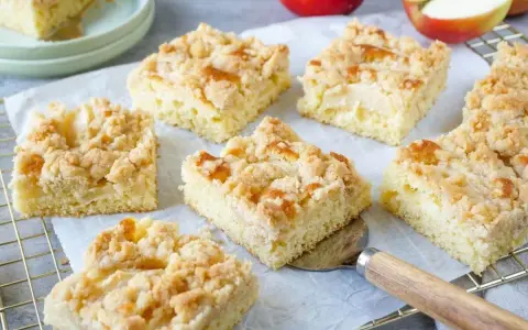 Saftiger Kuchen mit Apfelmus und Streuseln, frisch gebacken und bereit zum Genießen.
