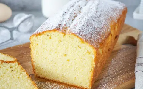 Ein saftiger Rührkuchen, bestäubt mit Puderzucker, perfekt für einen sonntagskuchen schnell und einfach.