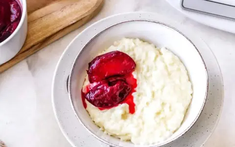 Cremiger Milchreis, zubereitet im Thermomix, mit fruchtigem Kompott. Ein Genuss!