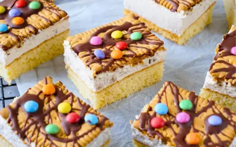 Bunte Geburtstagskuchen für Kinder, dekoriert mit Keksen, Schokolade und bunten Smarties. Ein süßer Traum für jede Party!