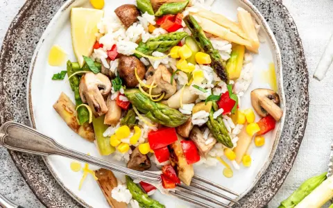 Reisgericht mit Pilzen, Spargel, Mais und Paprika. Eine köstliche Inspiration für Ihre nächsten Champignons Rezepte.
