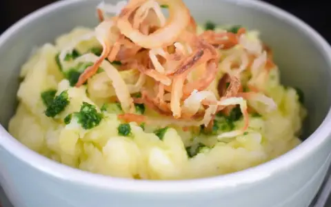 Cremiger Kartoffelbrei, verfeinert mit frischen Kräutern und knusprigen Röstzwiebeln. Ein einfaches Kartoffelbrei Rezept, das immer gelingt.