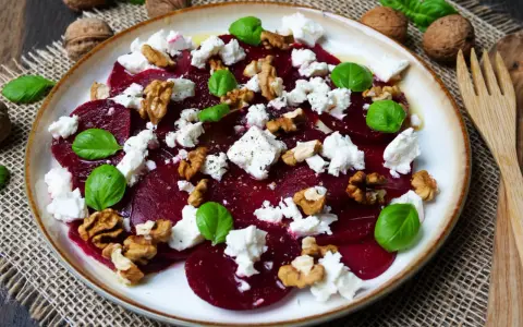 Rote Bete Salat mit Feta, Walnüssen und Basilikum. Ein einfaches und leckeres Rezept für einen frischen Salat.