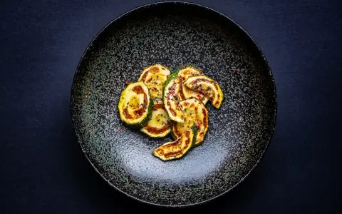 Gegrillte Zucchinischeiben mit Gewürzen, perfekt zubereitet für den Zucchini braten Genuss.