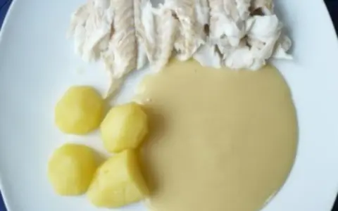 Gedünsteter Fisch mit Salzkartoffeln und einer cremigen Sauce. Ein einfaches kochfisch rezept für jeden Tag.