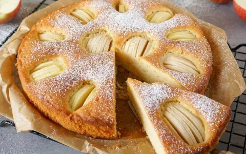 Ein saftiger Apfelkuchen, bestäubt mit Puderzucker. Dieses Apfelkuchen Rezept ist einfach und gelingt immer.