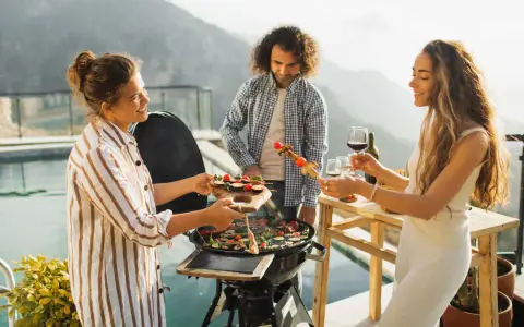 Freunde genießen ein Grillfest mit Gemüse-Spießen, das an einen Maggi Salat erinnert.