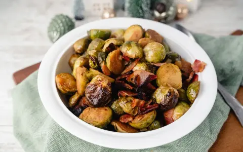 Gerösteter Rosenkohl mit Speck, wie Oma ihn zubereitet. Ein Festessen, das Erinnerungen weckt.