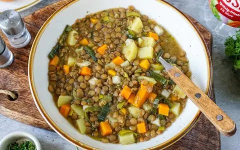 Herzhafte Linsensuppe mit Kartoffeln und Karotten, ein Klassiker unter den Linsen Rezepten.
