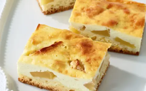 Saftiger Apfel Quark Kuchen mit goldbrauner Kruste und zarter Füllung, ein Genuss für jeden Anlass.