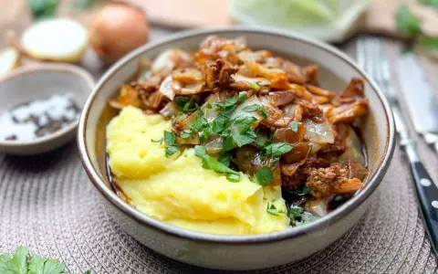 Herzhaftes Schmorkohl-Rezept mit Kartoffelpüree und frischer Petersilie. Ein deftiges Gericht, das zum Nachkochen einlädt.